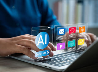Principiante en criptoactivos estudiando fundamentos del comercio automático con inteligencia artificial