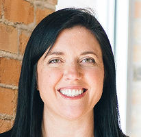 Retrato de Sophie Hartwell encargada del equipo de servicio al cliente